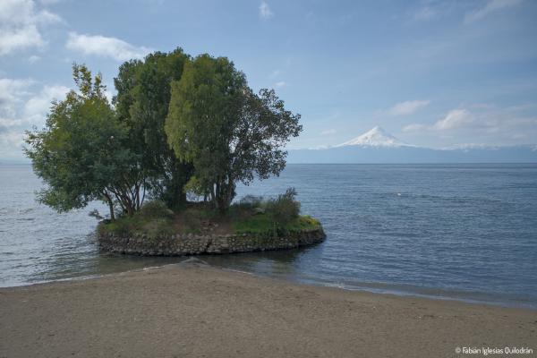 41mm, ƒ/9, 1/200s, ISO100 - 24.08.2024 - Islita Van Bebber, Frutillar, Chile. ▶ Una isla miniatura a un costado del Teatro del Lago de Frutillar. © Fabián Iglesias.